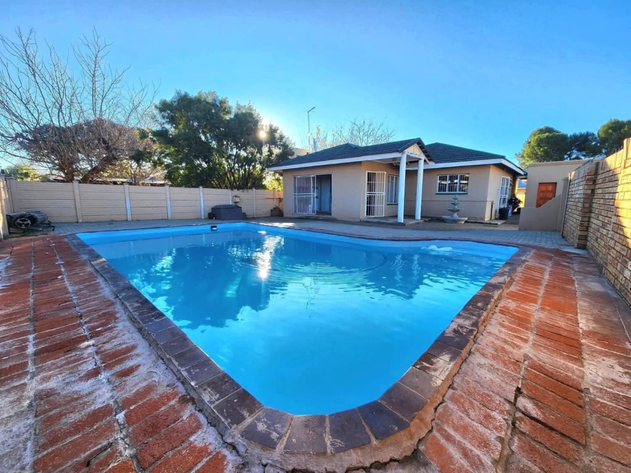 3 Bedroom Property for Sale in Rhodesdene Northern Cape